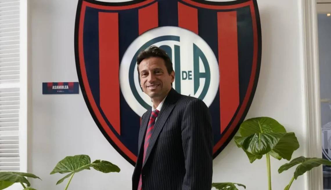 Escándalo en el fútbol argentino: una cámara oculta muestra al presidente de San Lorenzo recibiendo dólares