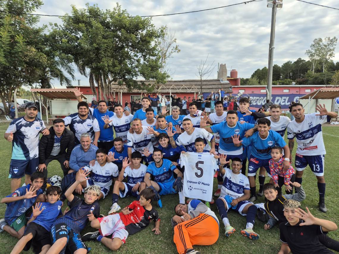 Atenas goleó en el clásico y logró su primer triunfo en el torneo