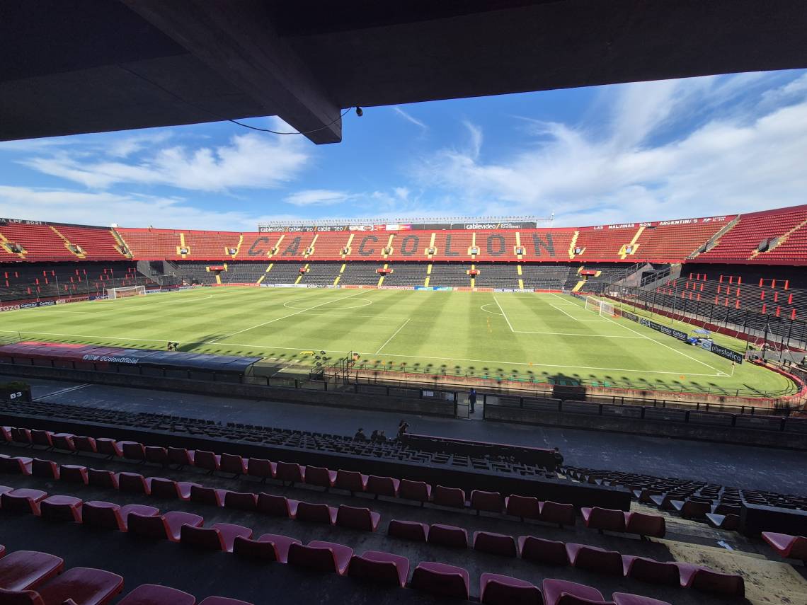 Con nuevo DT, Colón recibe a Defensores de Belgrano en el Brigadier López