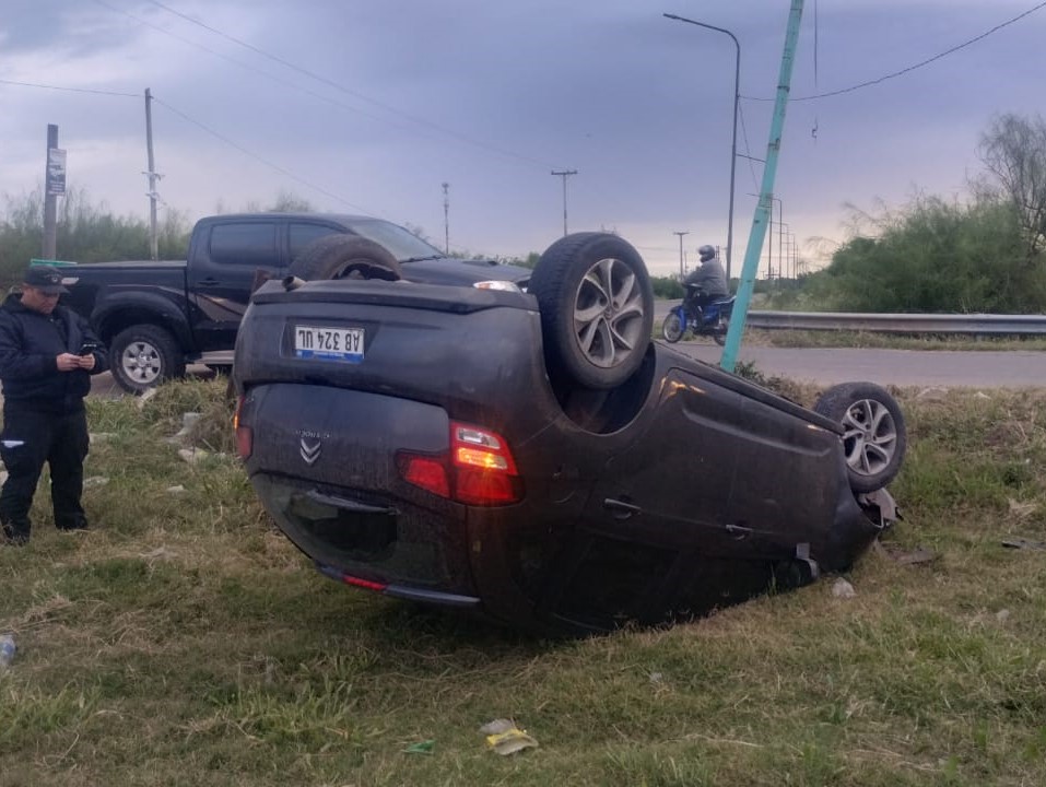Accidente en el inicio del Acceso Norte: un conductor volcó pero resultó ileso