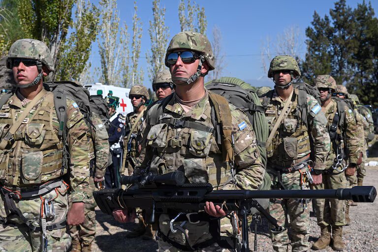 El Gobierno habilitó a los militares desplegados en la frontera norte a hacer detenciones de civiles