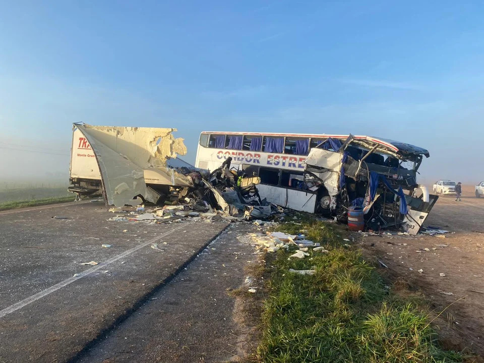 Choque frontal entre un micro y un camión en Ruta 3: hay al menos cuatro muertos