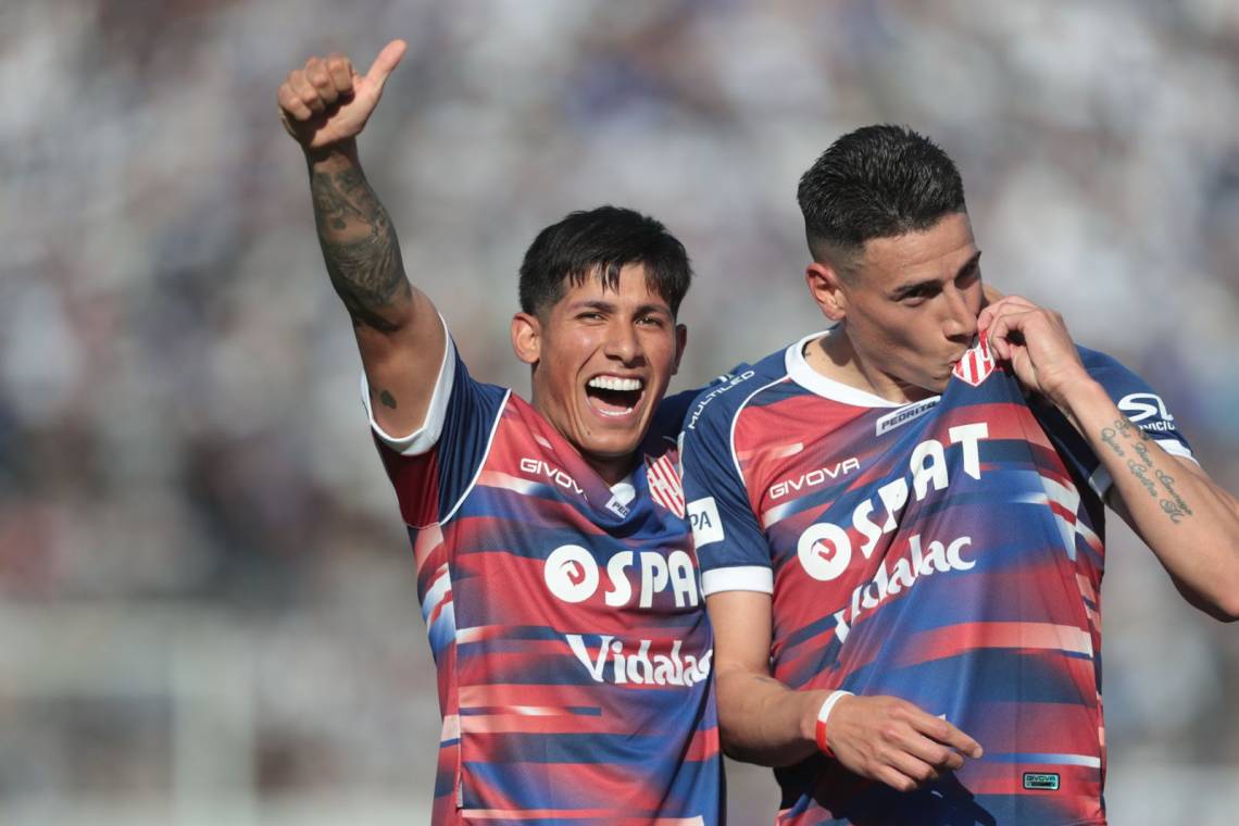 Vargas y Martínez festejan el 3 a 1 de Unión. (Crédito: Unión)