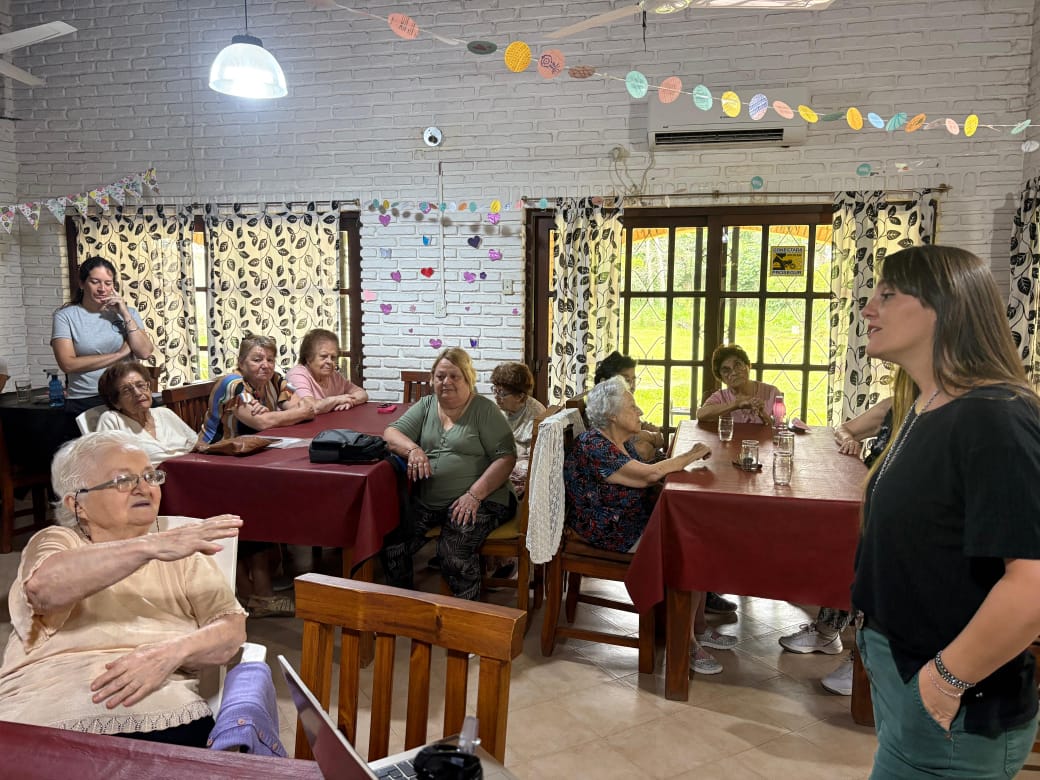 Charla sobre alimentación saludable y prevención del ACV convocó a personas mayores en Aires de Vida. (Foto: MST)