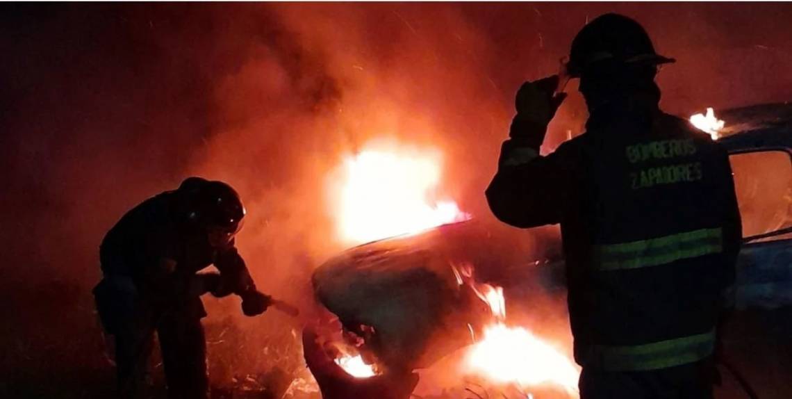 Se incendió una camioneta en Sauce Viejo y quedó prácticamente destruida