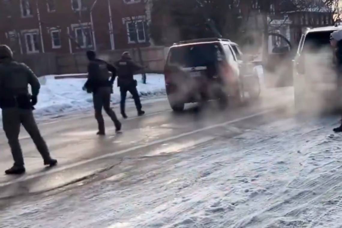 Un agente migratorio de EE.UU. mató a una mujer durante un operativo