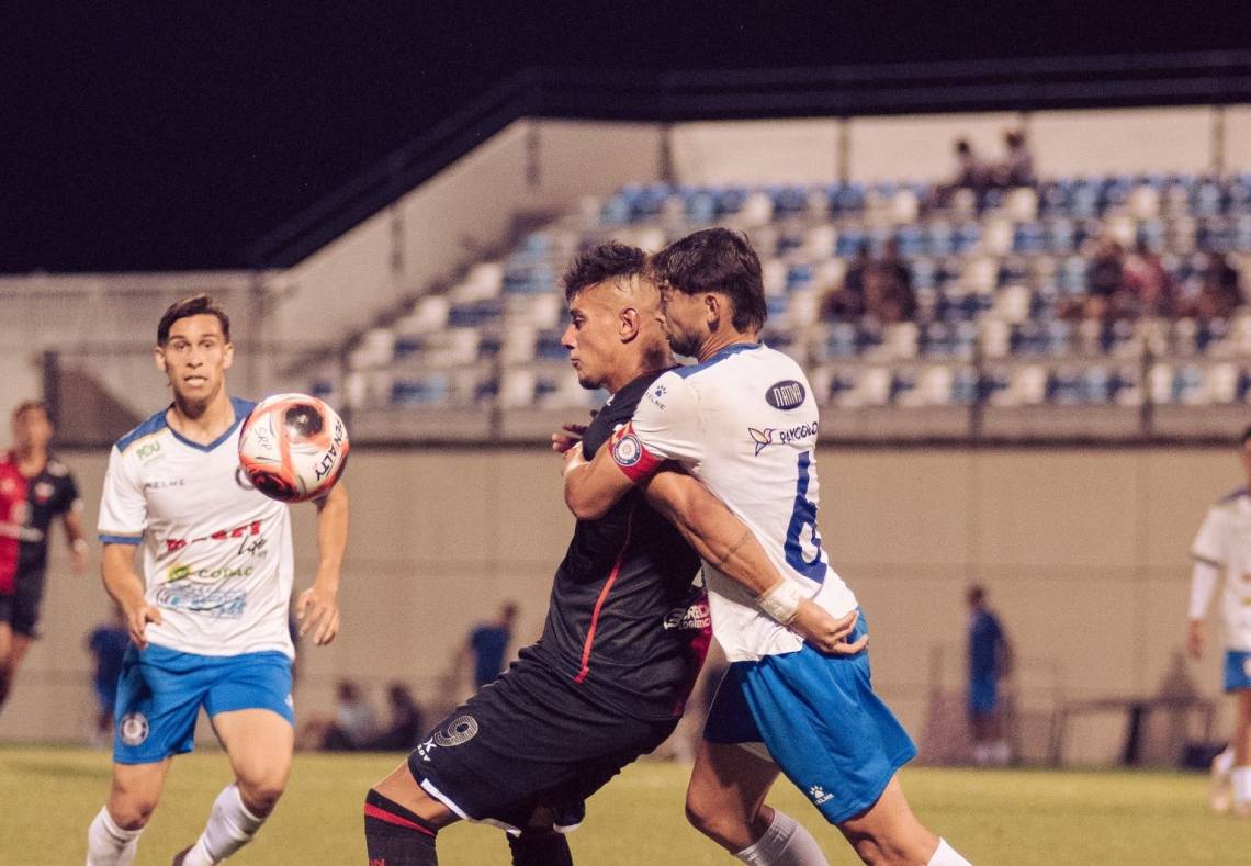 Colón sigue en construcción: empate con Paysandú y derrota por penales