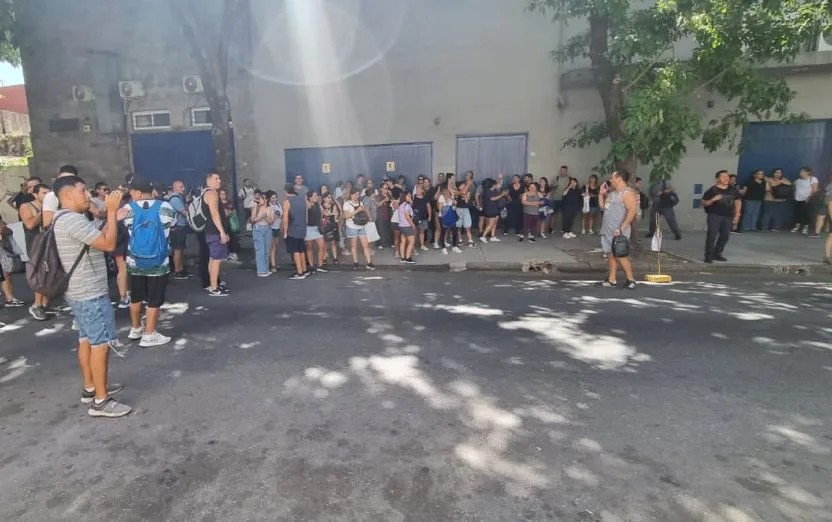 Crisis en la industria textil: dos importantes marcas en conflicto por despidos y pagos salariales en cuotas