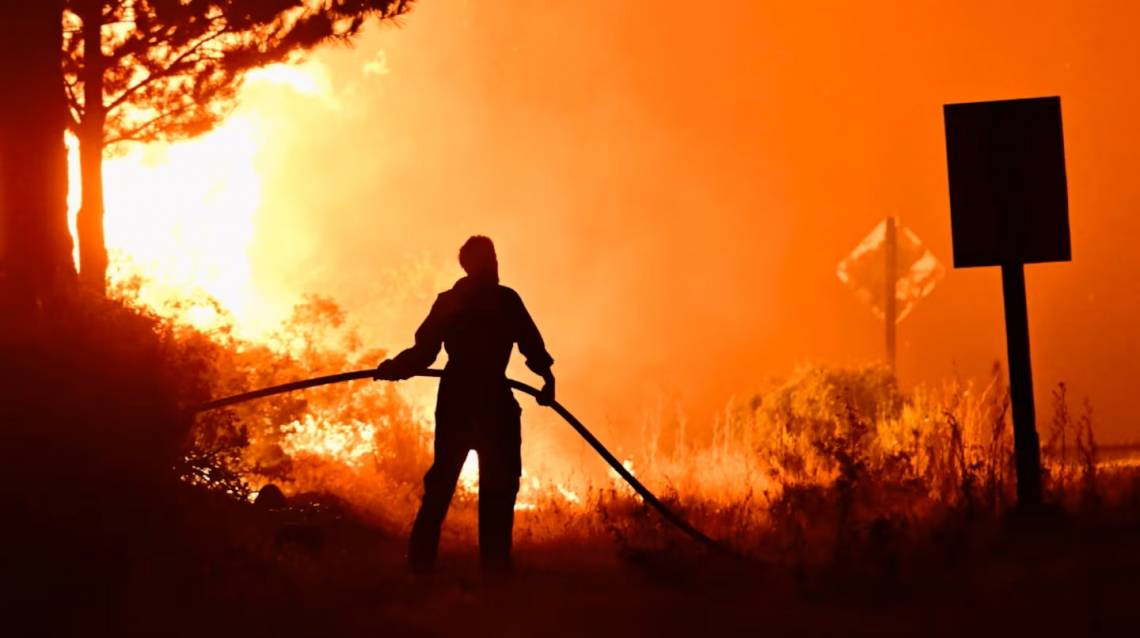Cientos de brigadistas trabajan desde hace más de dos semanas combatiendo el fuego (Crédito: EFE).