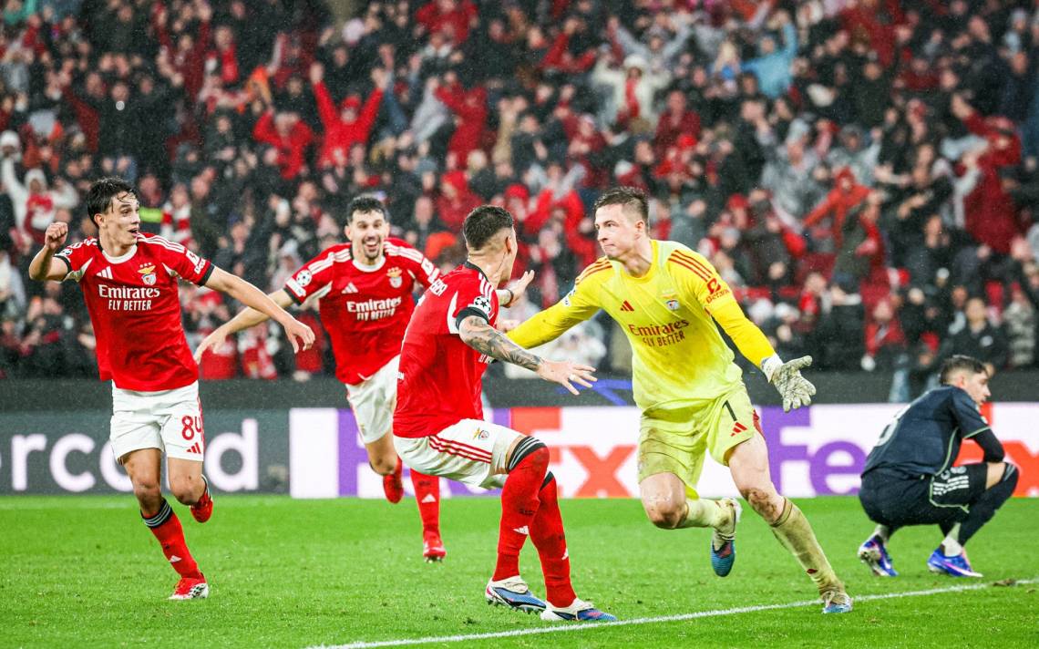 El arquero Anatoliy Trubin comienza el festejo de su agónico gol que amargó a Real Madrid. (Foto: X/SLBenfica)