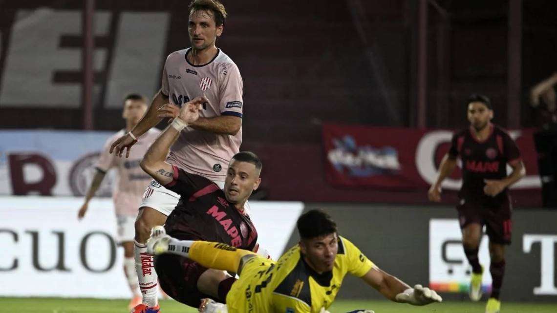 Unión pagó cara una expulsión y perdió con Lanús por la segunda fecha