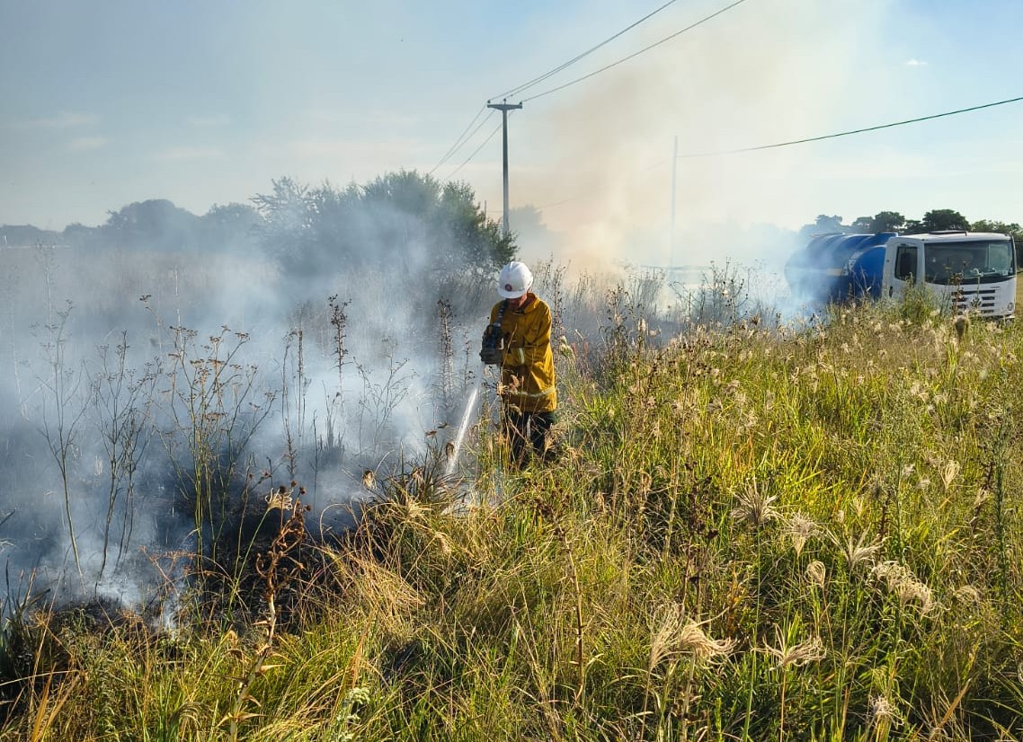 Jornada crítica por incendios: más de diez quemas de pastizales movilizaron a bomberos en distintos puntos de la ciudad