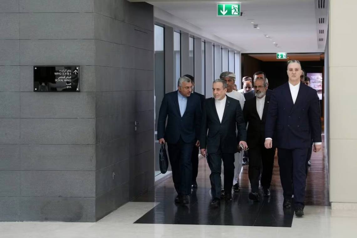 El ministro de Exteriores iraní, Abbas Araghchi, a su llegada a la reunión en Mascate, en Omán, este viernes. (Foto: DPA)