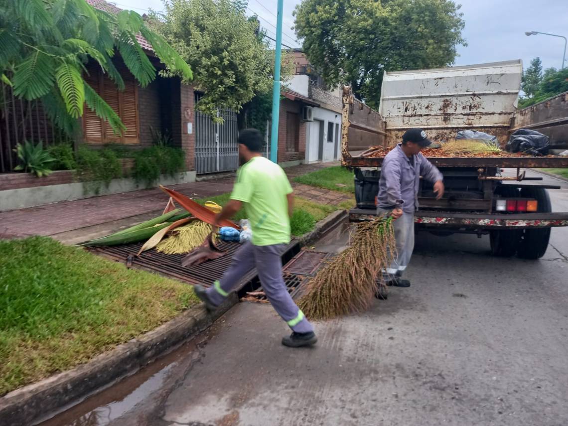 Cuadrillas municipales realizan tareas para prevenir la obstrucción de desagües en distintos puntos de la ciudad. (Foto: MST)