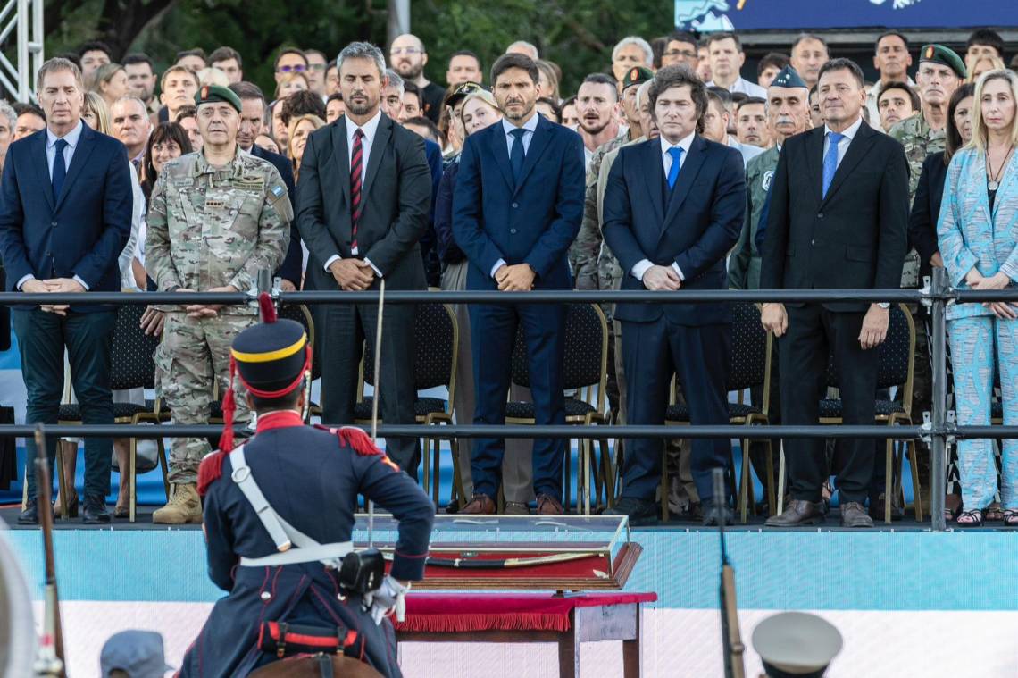 Milei entregó el sable corvo de San Martín al Regimiento de Granaderos en San Lorenzo