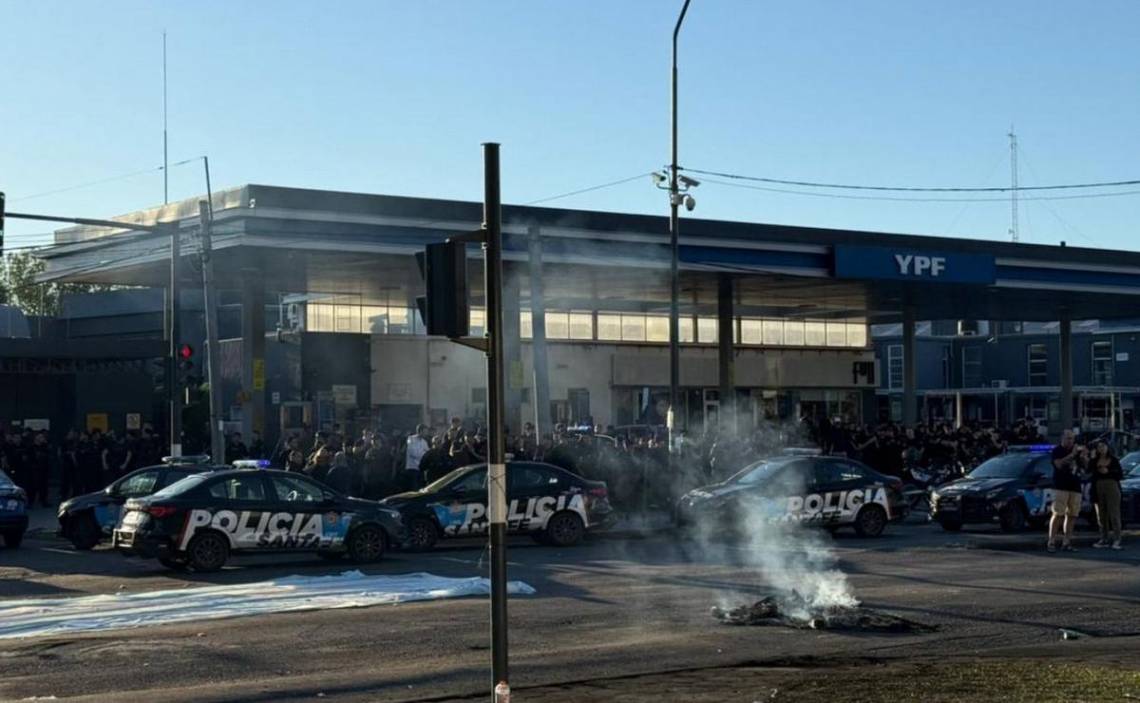 Policías y familiares exigen mejoras salariales frente a la jefatura de Rosario.