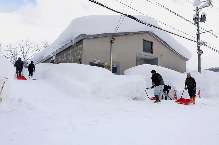 Gente despeja nieve cerca de un edificio en Aomori, en el norte de Japón.