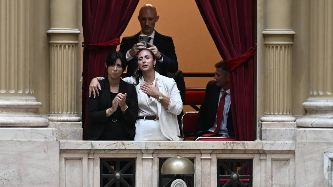 Romina Monzón siguió la sesión desde uno de los palcos de la Cámara de Diputados, acompañada por su hermana Virginia y el abogado Bruno Rugna. 