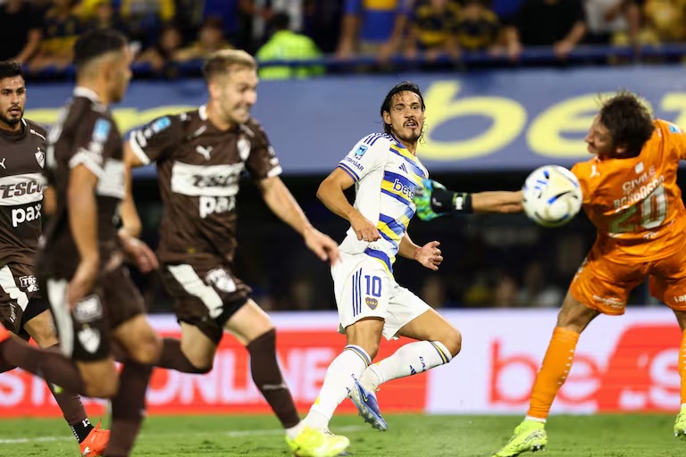 La vuelta de Cavani no alcanzó para revertir el mal momento de Boca, que sigue sin fútbol ni goles. (Foto: La Nación)