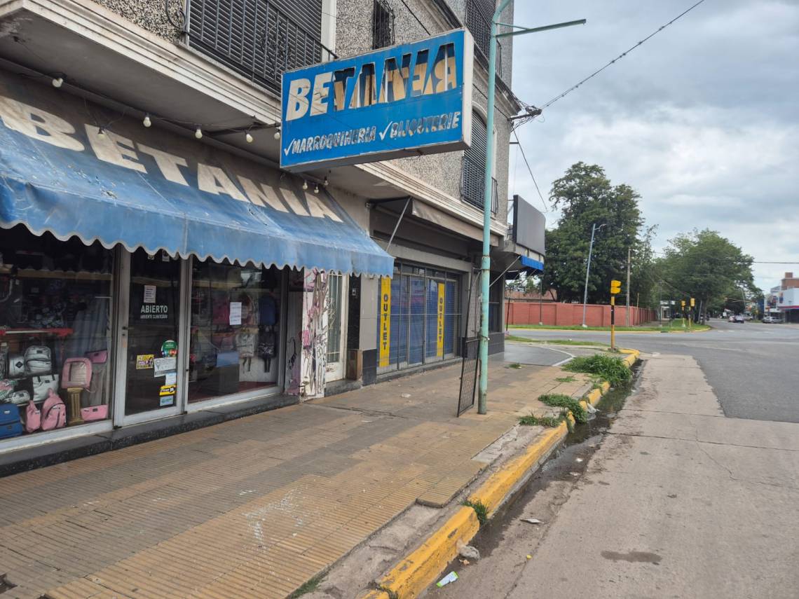 La marroquinería Betania, a metros de las cinco esquinas, fue blanco del accionar de delincuentes. (Foto: STD)