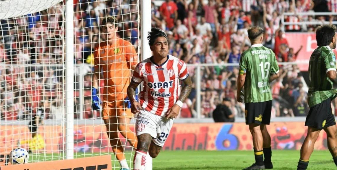 Tarragona comienza a festejar el 1 a 0, que le dio el triunfo a Unión. (Crédito: El Litoral - Manuel Fabatia)