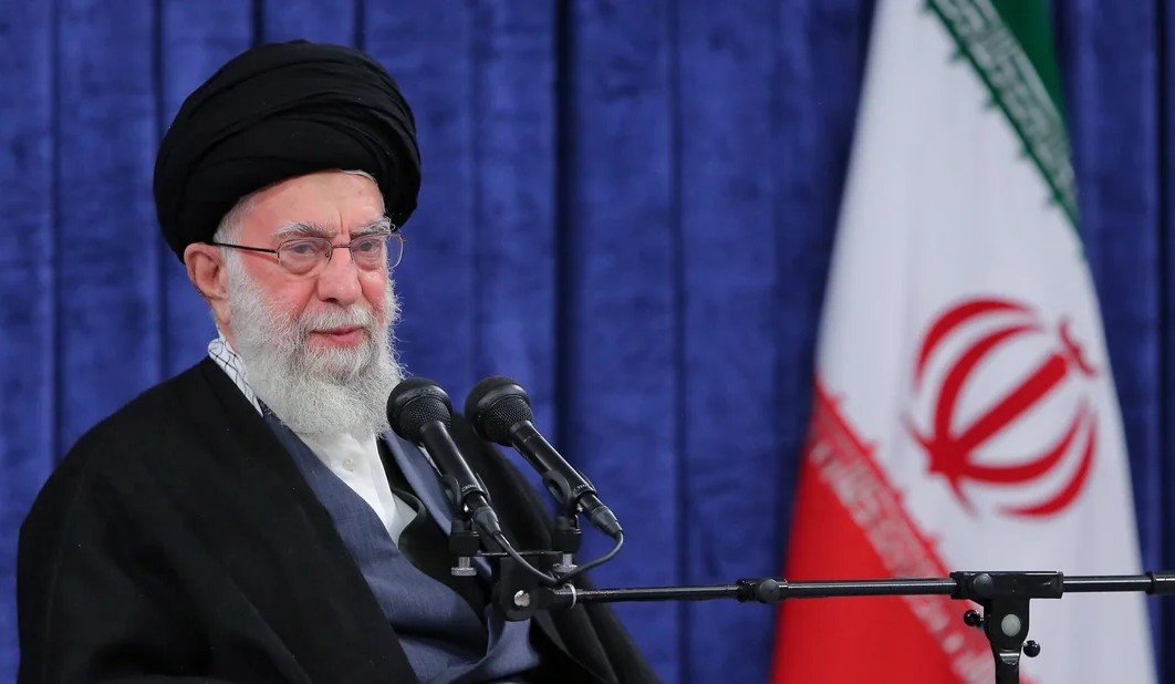 Ayatolá Alí Jamenei, líder iraní, puso en alerta máxima a sus fuerzas armadas esperando un inminente ataque estadounidense.