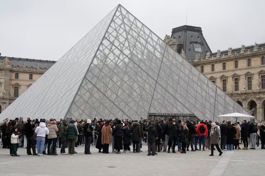El Louvre recibe a 9 millones de visitantes al año.