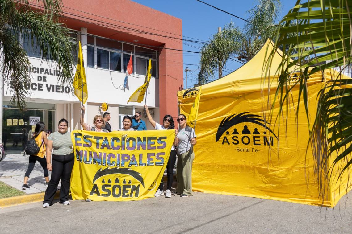 ASOEM instaló una carpa frente a la Municipalidad de Sauce Viejo. 
