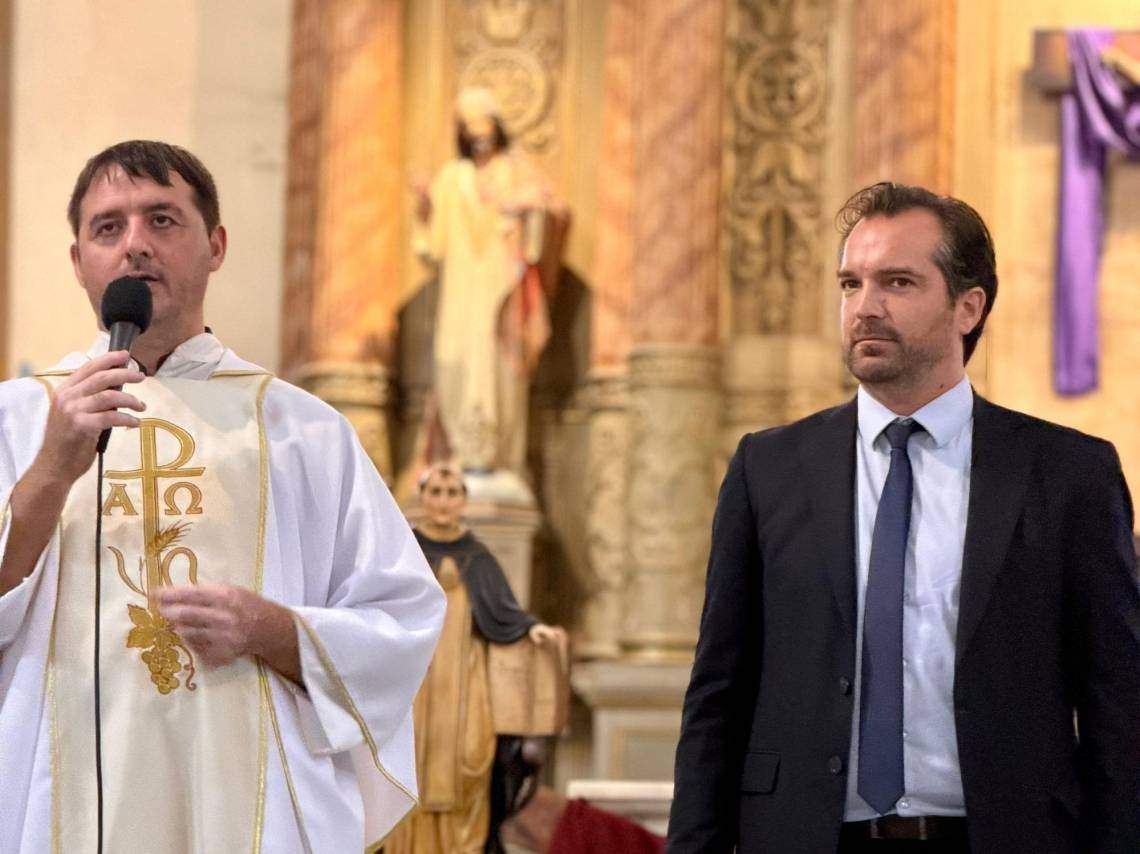 El padre José Milesi, junto al intendente Miguel Weiss Ackerley. (Crédito: MST)