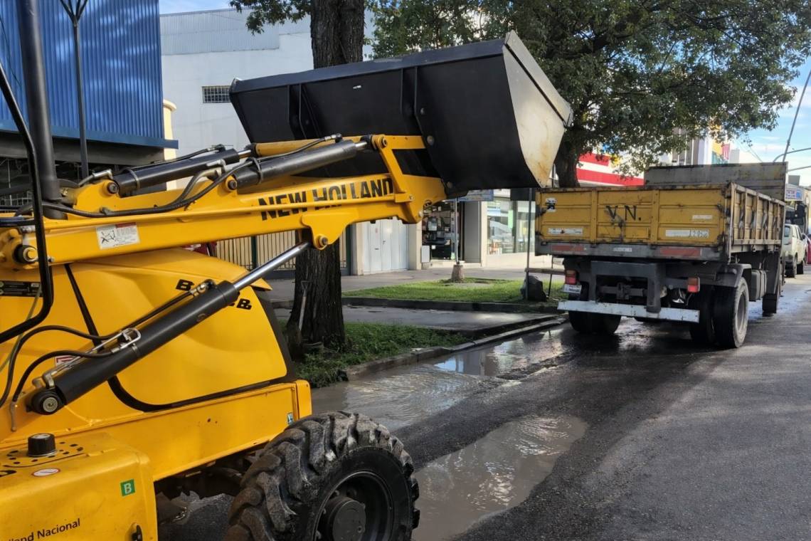 Trabajos de reparación de pavimento en la Avenida Luján, en su intersección con calle Alvear. (Foto: MST)