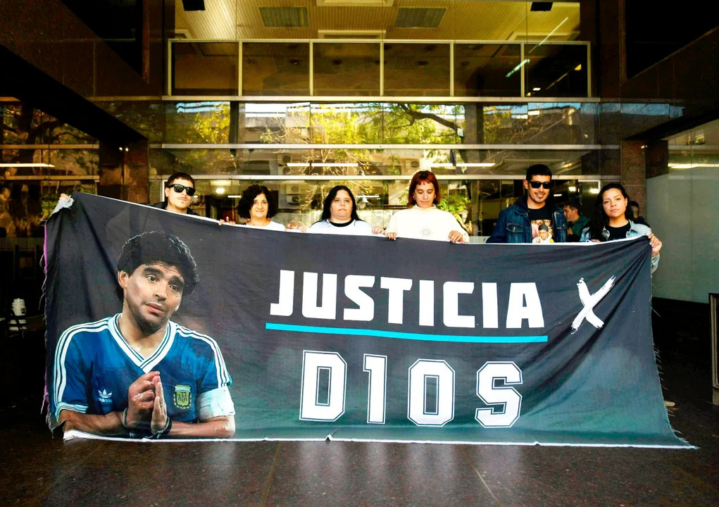 Fanáticos piden justicia por Maradona. 