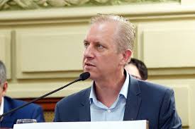 Rabbia exige medidas urgentes para recuperar la movilidad de los haberes provinciales