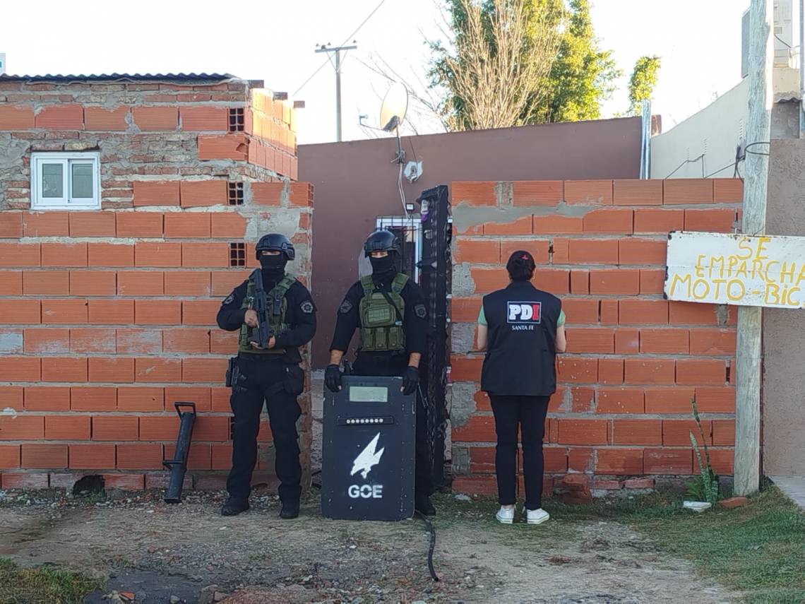 Tres detenidos en allanamientos por una causa de abuso de arma de fuego. (Foto: Prensa PDI)