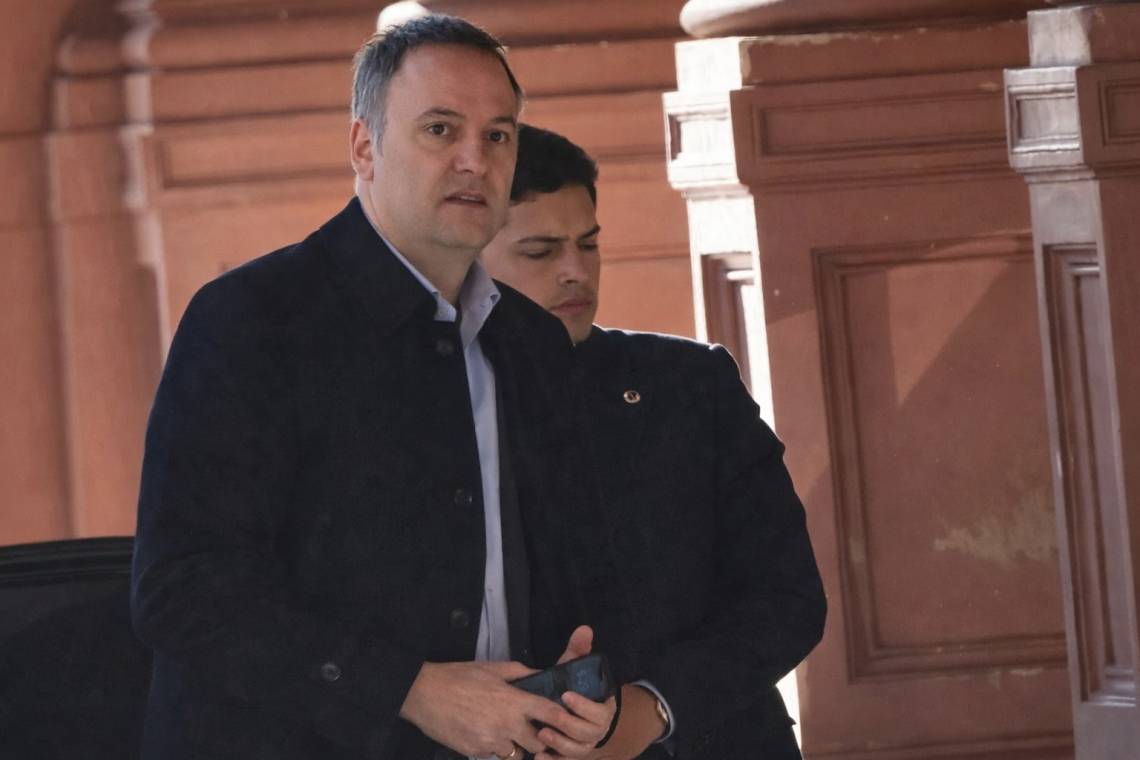 Un departamento, una hipoteca privada y una causa judicial: el patrimonio de Adorni en la mira.