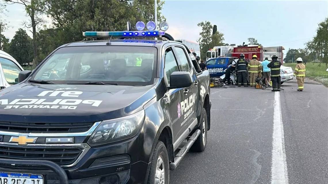 Un auto chocó contra un poste y quedó atravesado en la calzada en la Autovía 19