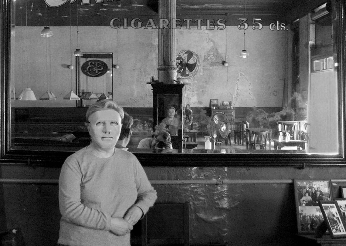 Raúl Cottone presenta la muestra fotográfica “Hombres sin rostro - Sombras”.