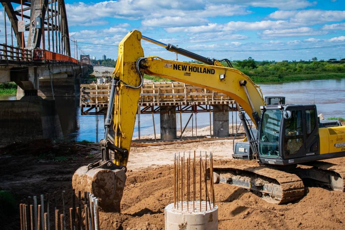 Ya se ven los primeros trabajos en la cabecera local del nuevo puente. (Foto: MST)