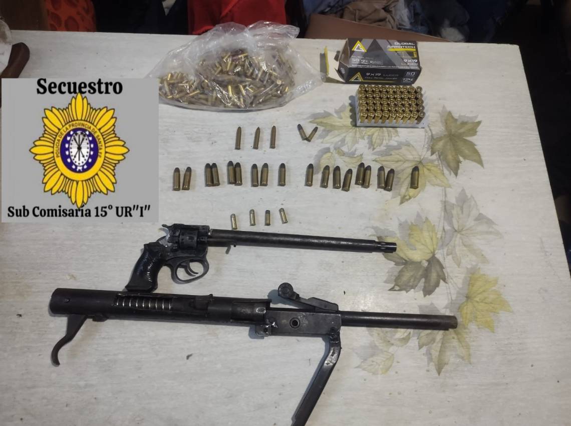 Armas y municiones secuestradas por la policía. 