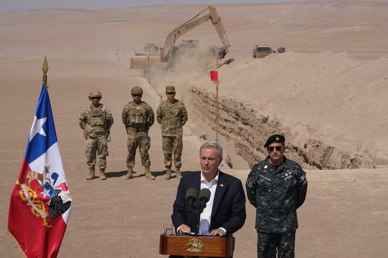 El presidente chileno, José Antonio Kast, ofrece una conferencia de prensa en el cruce fronterizo de Chacalluta, en Arica, Chile. (Foto: AFP)