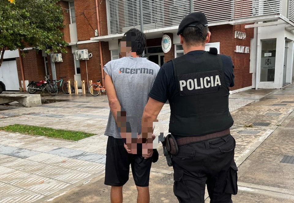 El detenido, al ser trasladado a la Comisaría 12. 