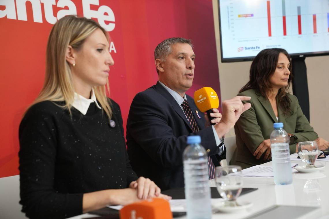 Funcionarios presentaron el plan para desendeudar a trabajadores privados y públicos.