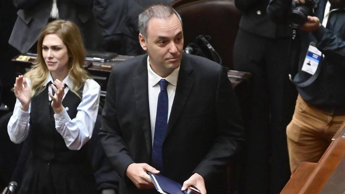 Adorni se retira del recinto tras la extensa sesión en la que presentó su informe de gestión.