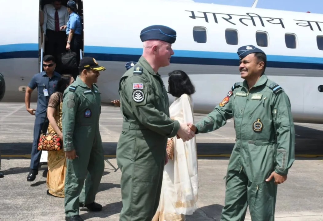 El jefe de la Fuerza Aérea británica aseguró que la protección de las Malvinas es una prioridad y que mantiene “máxima alerta” militar en la zona..
