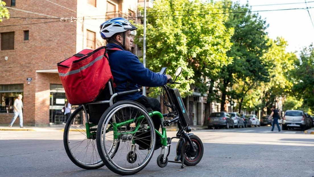 Federico, el hombre que trabaja como repartidor en silla de ruedas para poder llegar a fin de mes