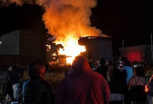 Una explosión en un complejo de viviendas dejó personas fallecidas y heridas en Santa Cruz.
