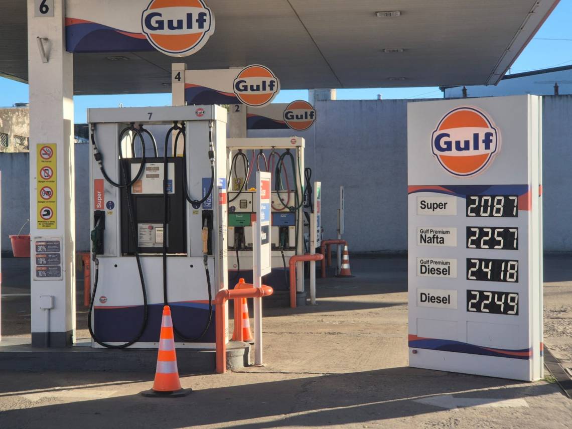 Las estaciones de nuestra ciudad actualizaron sus pizarras y ya rige el aumento de combustibles.