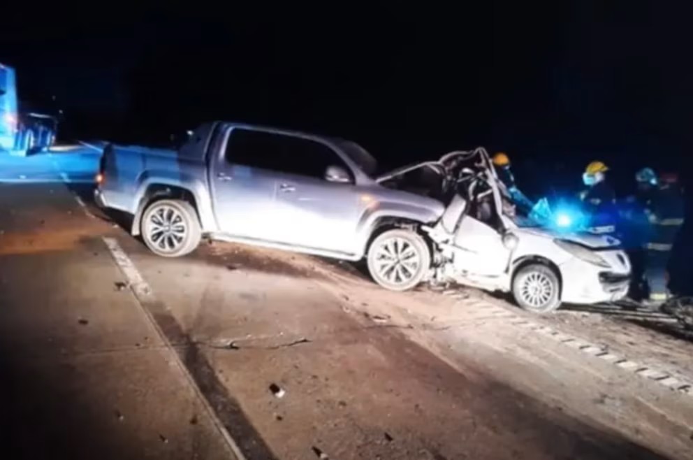 Murieron tres adultos y dos menores al chocar un auto y una camioneta.
