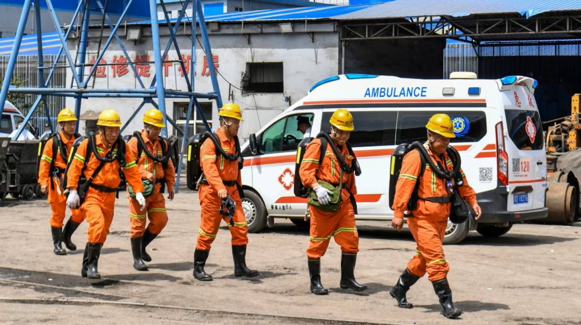 Impactante explosión en una mina de carbón en China: buscan a trabajadores desaparecidos.