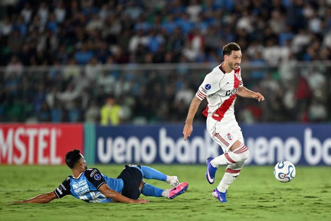 River enfrenta a Blooming en busca de un lugar en los octavos de final de la Copa Sudamericana.