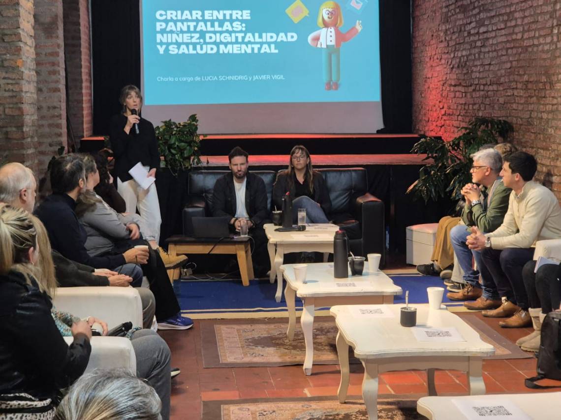 El Centro Cultural y de Estudios DEMOS fue sede del Conversatorio “Criar entre pantallas. Niñez, Digitalidad y Salud Mental”